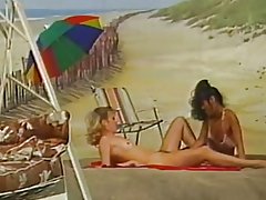 Dau lesbiaid chwarae ar y traeth cefndir