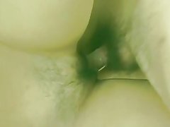 Sexy asiaidd yn y sgert yn cael ei dynn pussy blewog bysedd gan gre yna fucks